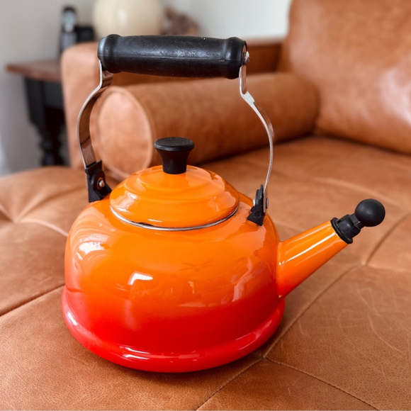 Vintage Le Creuset whistling Kettle - some damage - 1.6 litres - Picture 2 of 11